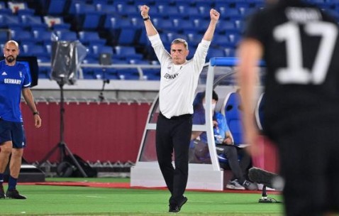 电竞投注-德国国奥10打11险胜仍不足喜，队长克鲁泽求婚添喜